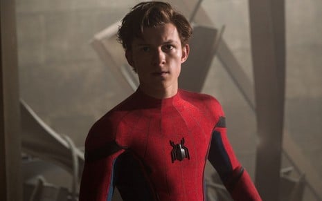 Tom Holland usa o uniforme do super-herói em Homem Aranha - De Volta ao Lar (2017)