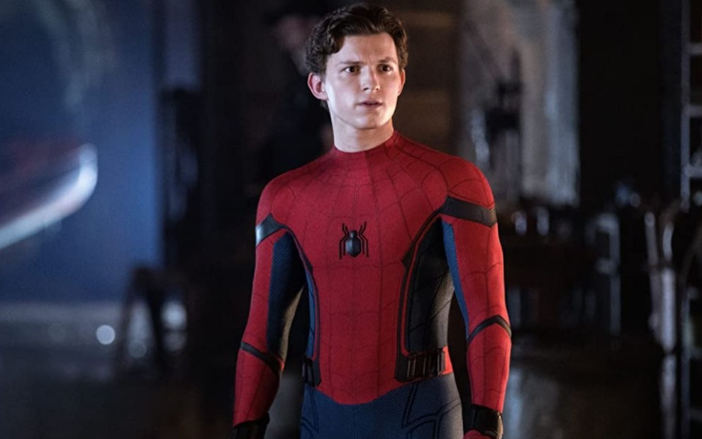 Tom Holland com o uniforme do Homem-Aranha em cena do filme Homem-Aranha: Longe de Casa