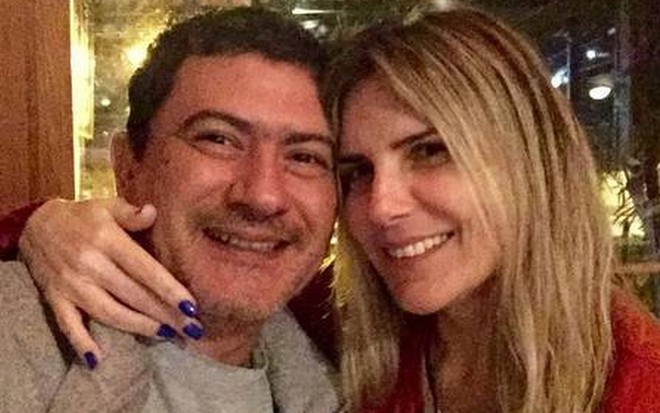 Tom Veiga e Alessandra Veiga abraçados e sorridentes