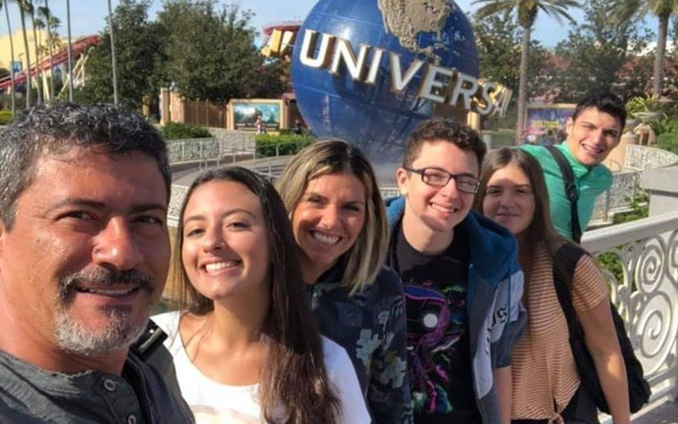 Tom Veiga sorridente em selfie com os filhos durante passeio na Disney