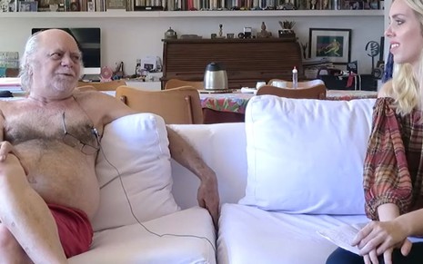 Tonico Pereira de cueca em entrevista para Fernanda Piacentini, do Sem Frescura, da Rede Rio TV em 10 de maio de 2020