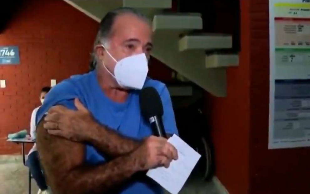 O ator Tony Ramos durante entrevista após tomar vacina contra Covid-19 neste sábado (27)