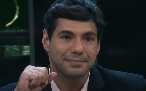 O chef Felipe Bronze durante episódio da primeira temporada do Top Chef, da Record