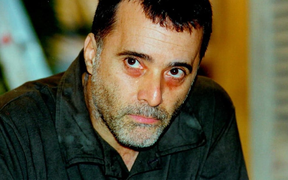 Tony Ramos com expressão séria, caracterizado como Clementino, seu personagem na novela Torre de Babel (1998)