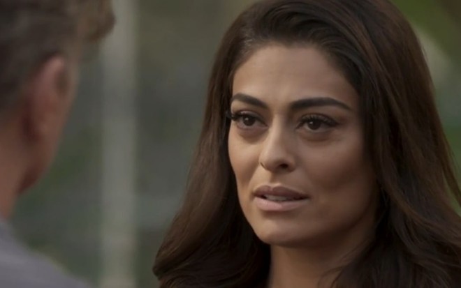 Juliana Paes com expressão séria em cena como Carolina de Totalmente Demais