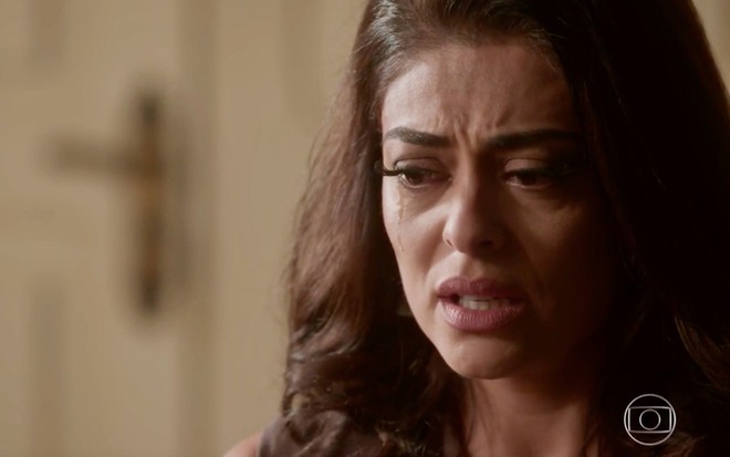 Com lágrimas nos olhos e expressão triste, a atriz Juliana Paes grava sequência da novela Totalmente Demais