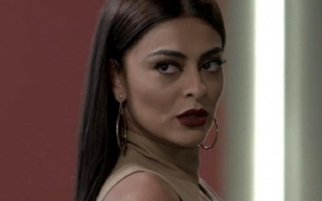 A atriz Juliana Paes com expressão séria em cena como Carolina em Totalmente Demais