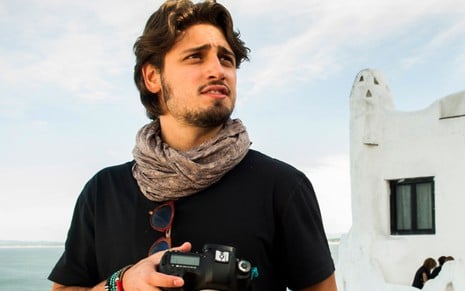 O ator Daniel Rocha em cena como o fotógrafo Rafael de Totalmente Demais (2015)