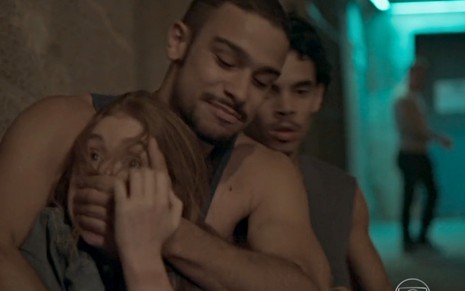 O ator Sergio Malheiros agarra a atriz Marina Ruy Barbosa e tampa a boca dela com a mão em Totalmente Demais