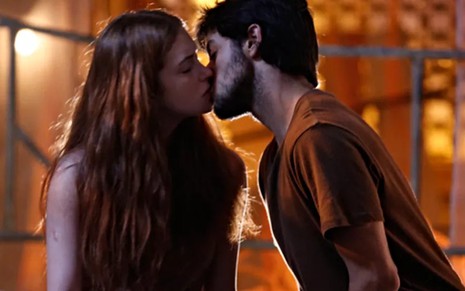 Os atores Marina Ruy Barbosa e Felipe Simas em cena de beijo em Totalmente Demais