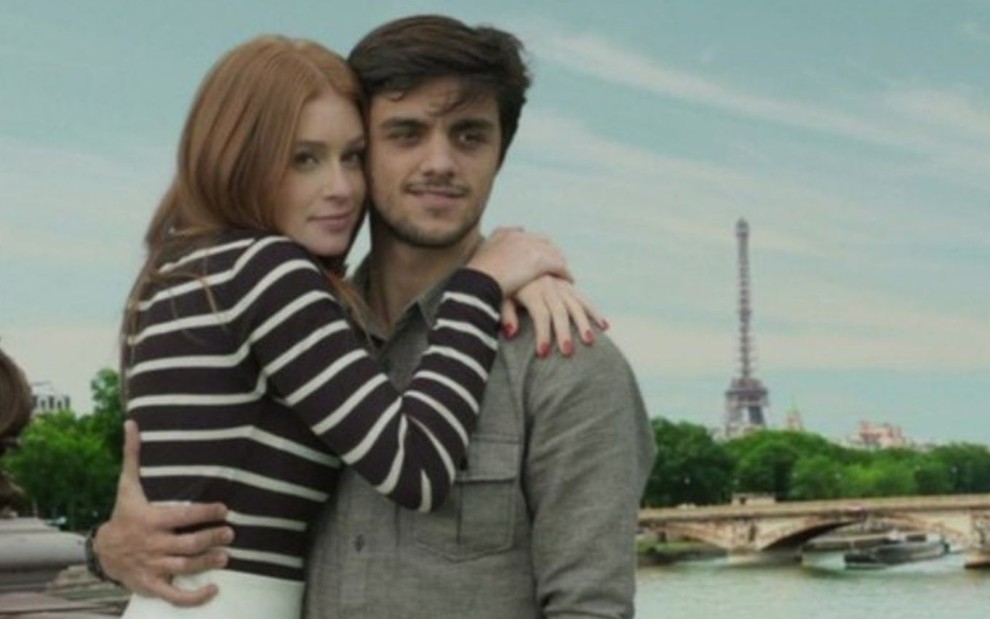 Eliza (Marina Ruy Barbosa) e Jonatas (Felipe Simas) se abraçam em Paris em cena do final de Totalmente Demais