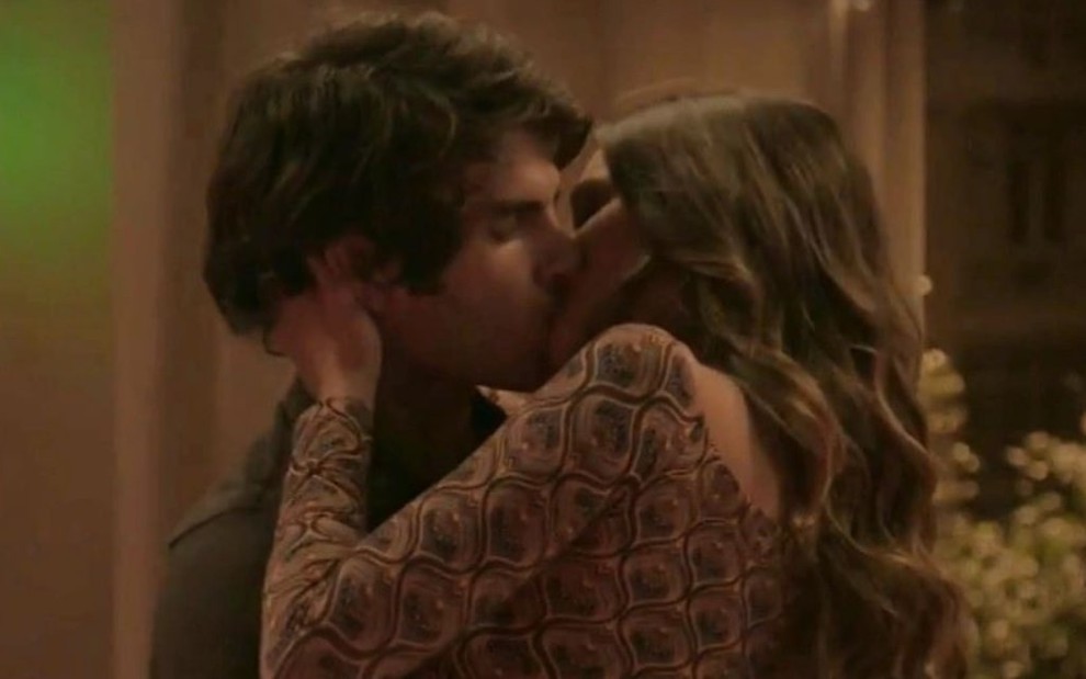 Os atores Daniel Blanco e Juliana Paiva dão um beijaço durante gravação da novela Totalmente Demais