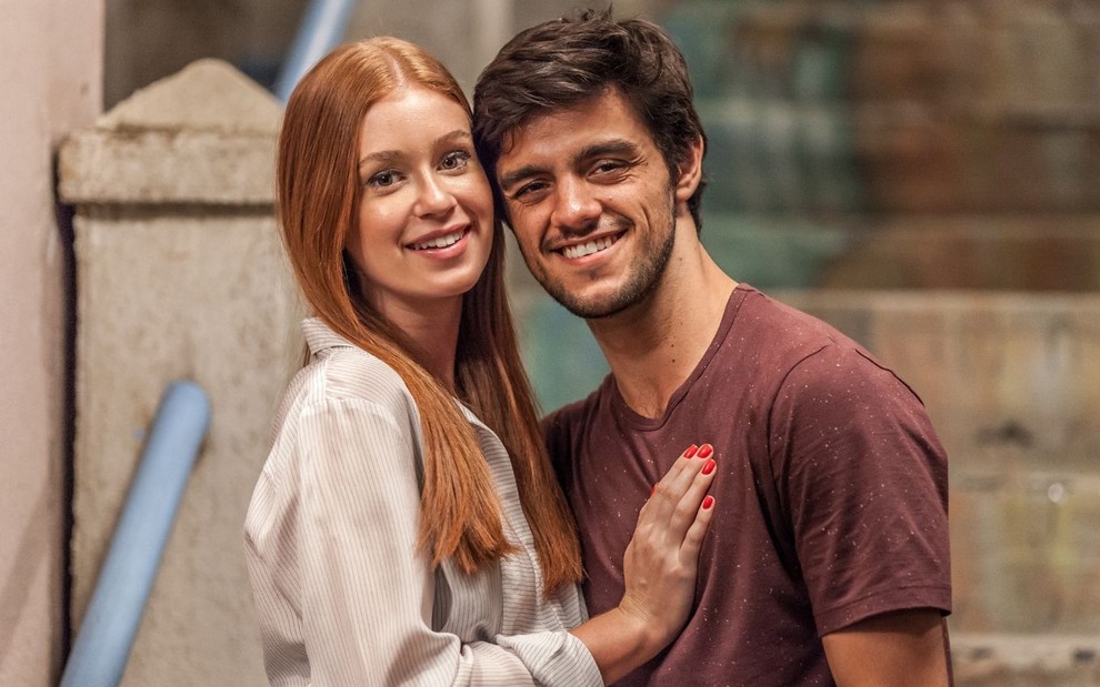 A atriz Marina Ruy Barbosa (Eliza) abraça o ator Felipe Simas (Jonatas) em foto de divulgação de Totalmente Demais