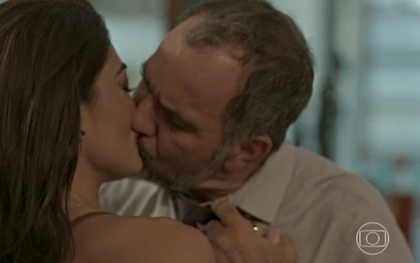 Os atores Juliana Paes e Humberto Martins em cena de beijo em Totalmente Demais