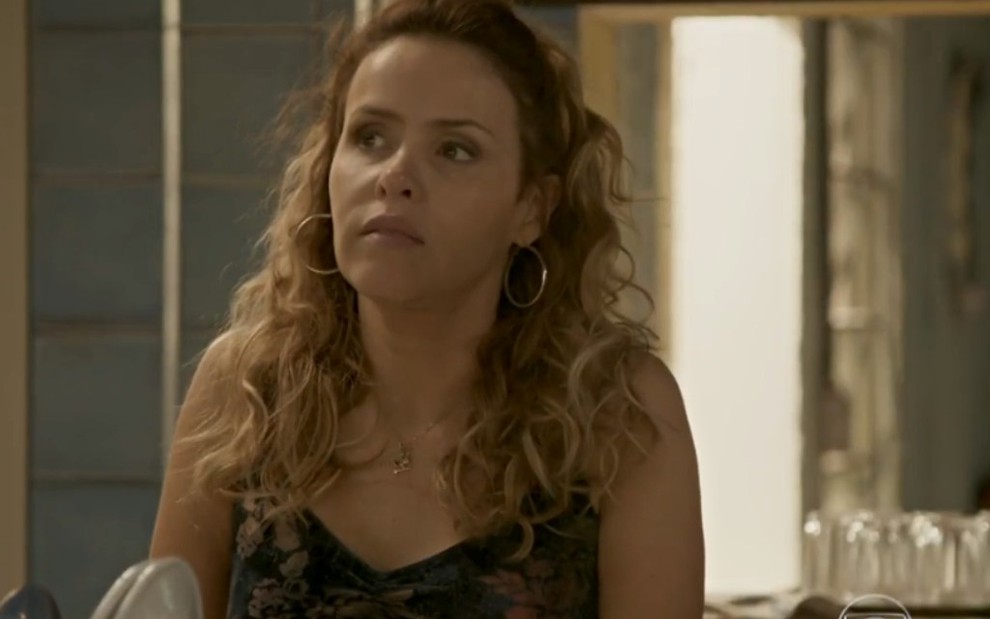 A atriz Leona Cavalli com expressão pensativa em cena como Gilda, a sua personagem em Totalmente Demais