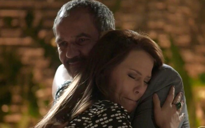 Germano (Humberto Martins) e Lili (Viviane Pasmanter) se abraçam em cena de Totalmente Demais