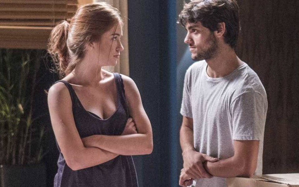 Os atores Marina Ruy Barbosa e Felipe Simas em cena de conversa em Totalmente Demais