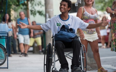 O ator Juan Paiva sorri em cena como o cadeirante Wesley na novela Totalmente Demais, da TV Globo