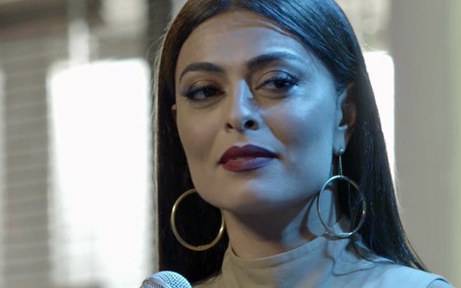 A atriz Juliana Paes com expressão vitoriosa em cena como a personagem Carolina em Totalmente Demais