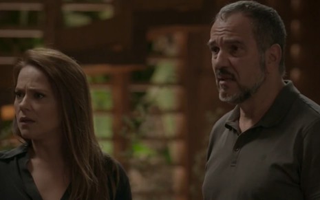 Lili (Vivianne Pasmanter) e Germano (Humberto Martins) com expressões tristes em cena de Totalmente Demais