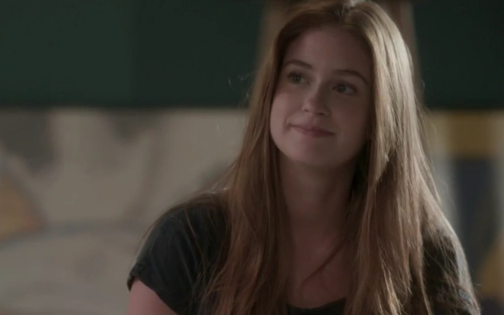 A personagem Eliza (Marina Ruy Barbosa) com expressão de felicidade em cena de Totalmente Demais