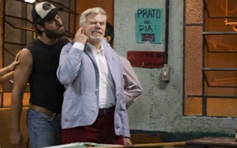 O ator Paulo Rocha com postura agressiva em relação a Reginaldo Faria em cena dos dois em Totalmente Demais
