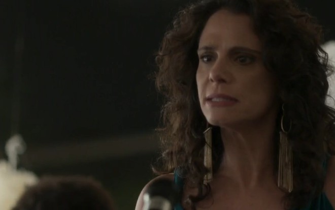 A atriz Malu Galli com expressão irritada em cena como Rosângela em Totalmente Demais