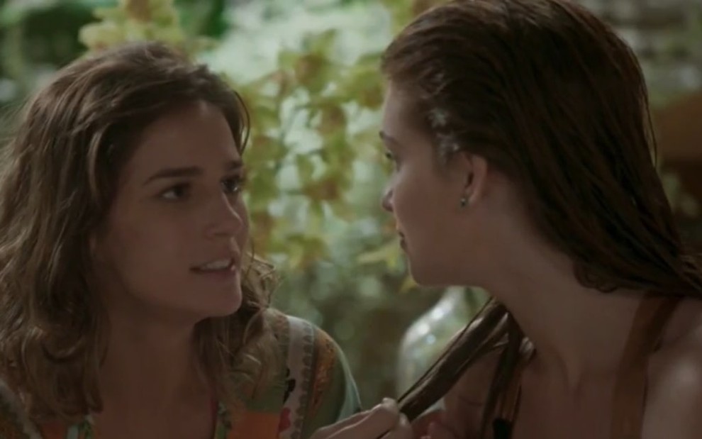 Com olhar sanguinário, Sofia (Priscila Steinman) encara Eliza (Marina Ruy Barbosa) em cena de Totalmente Demais