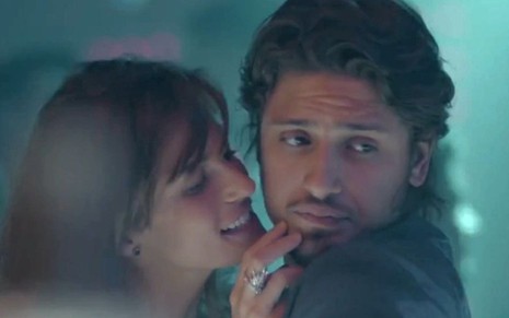 Sofia (Priscila Steinman) tenta seduzir e beijar Rafael (Daniel Rocha), que vira o rosto, em cena de Totalmente Demais
