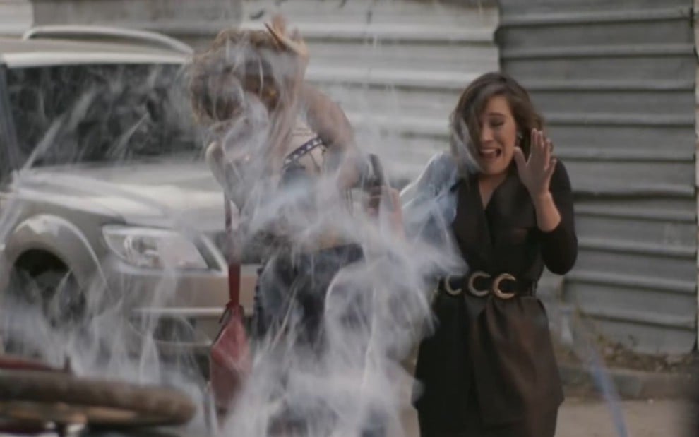 Yasmin (Vanessa Pascale) e Lorena (Adriana Birolli) gritam e se desesperam ao serem atingidas por tinta em Totalmente Demais