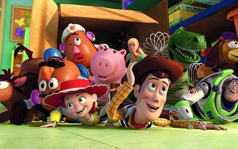 Os brinquedos da animação Toy Story 3 estão empilhados em cena do filme da Disney