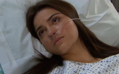 Imagem da personagem Maria Desamparada, interpretada por Maite Perroni, internada em hospital na novela Triunfo do Amor