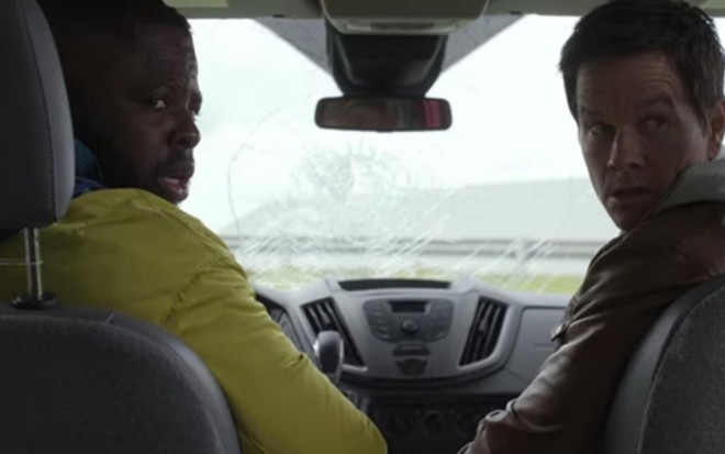 Winston Duke e Mark Wahlberg no carro em cena de Troco em Dobro