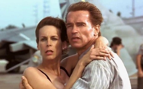 Jamie Lee Curtis e Arnold Schwarzenegger se abraçam em cena de True Lies