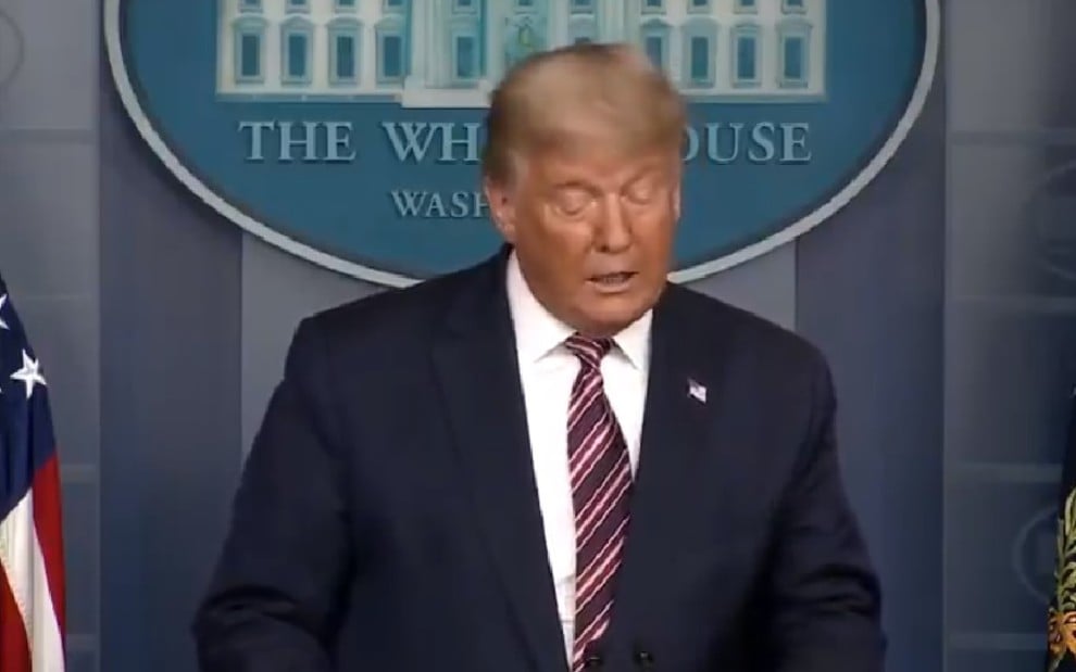 Em pé e vestindo terno azul-marinho, o presidente norte-americano Donald Trump discursa na Casa Branca
