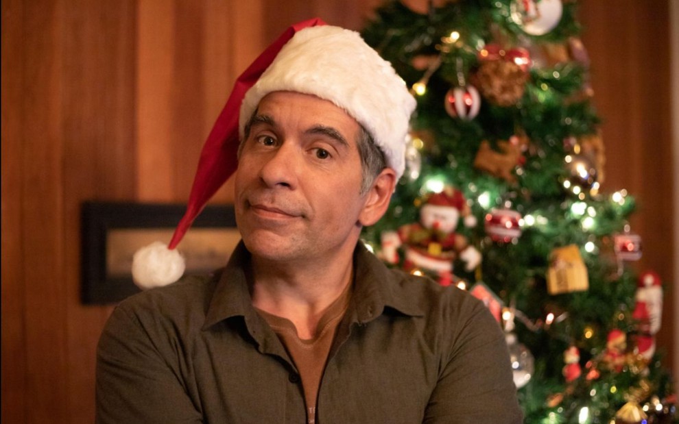 Leandro Hassum com chapéu de Papai Noel para divulgar o filme Tudo Bem no Natal que Vem