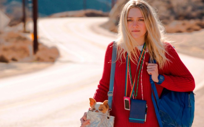 Dakota Fanning anda pela estrada em cena do filme Tudo que Quero