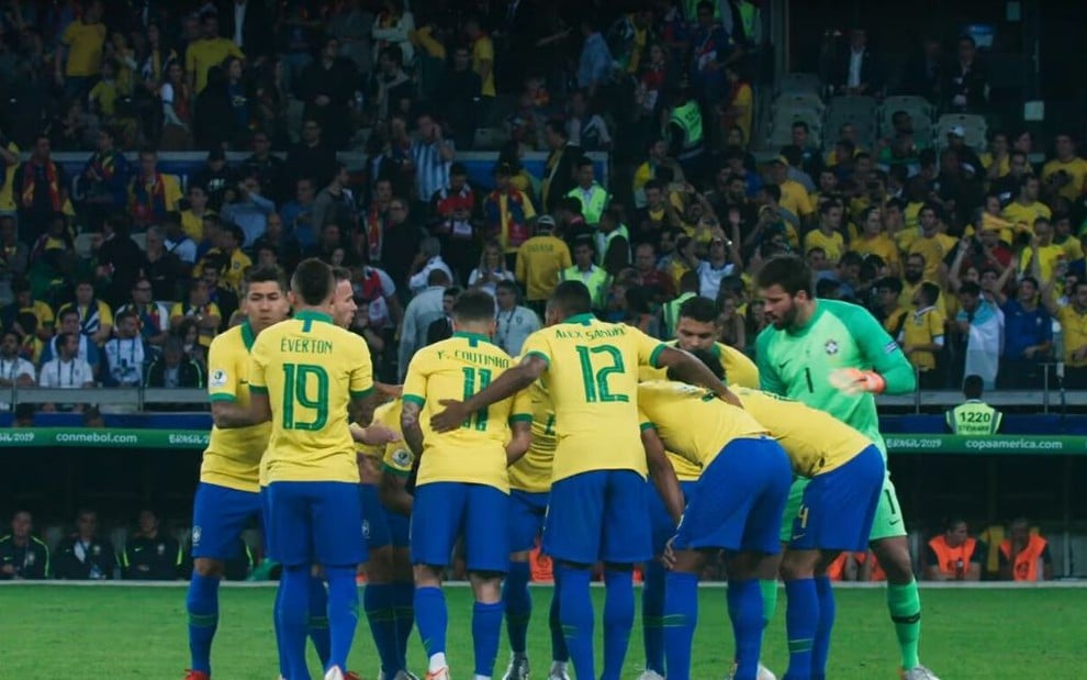 Equipe brasileira reunida em campo, formando um círculo, durante a Copa América 2019