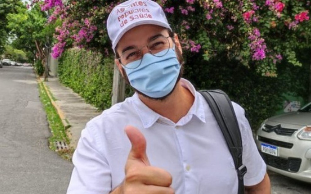 Túlio Gadêlha faz sinal de positivo com o dedo em foto publicada no Instagram; ele está de máscara e boné