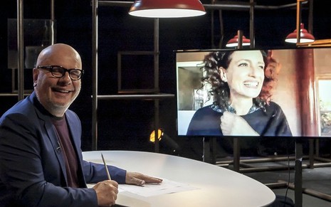 Marcelo Tas sentado à bancada do #Provoca conversa com Denise Fraga por videoconferência