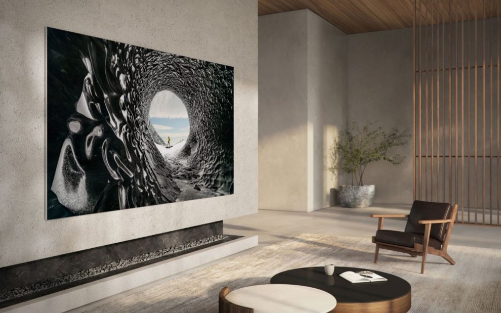 TV MicroLED da Samsung em sala com decoração futurista