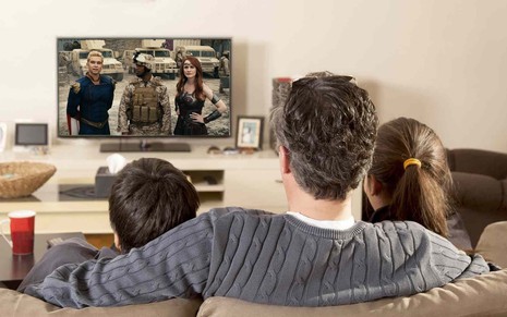 Família assiste The Boys em TV sem internet