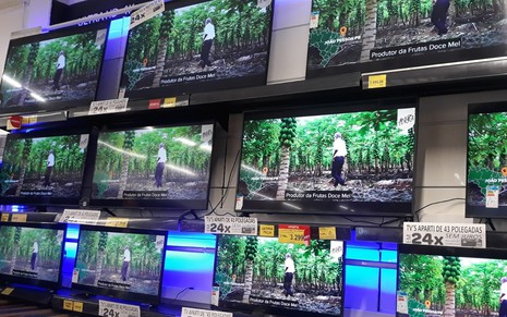 Televisores expostos em um supermercado paulistano