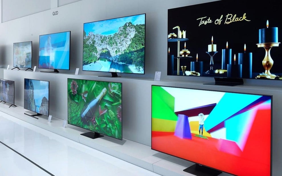 Fila de TVs de tela grande atraem a atenção do consumidor em uma loja sofisticada
