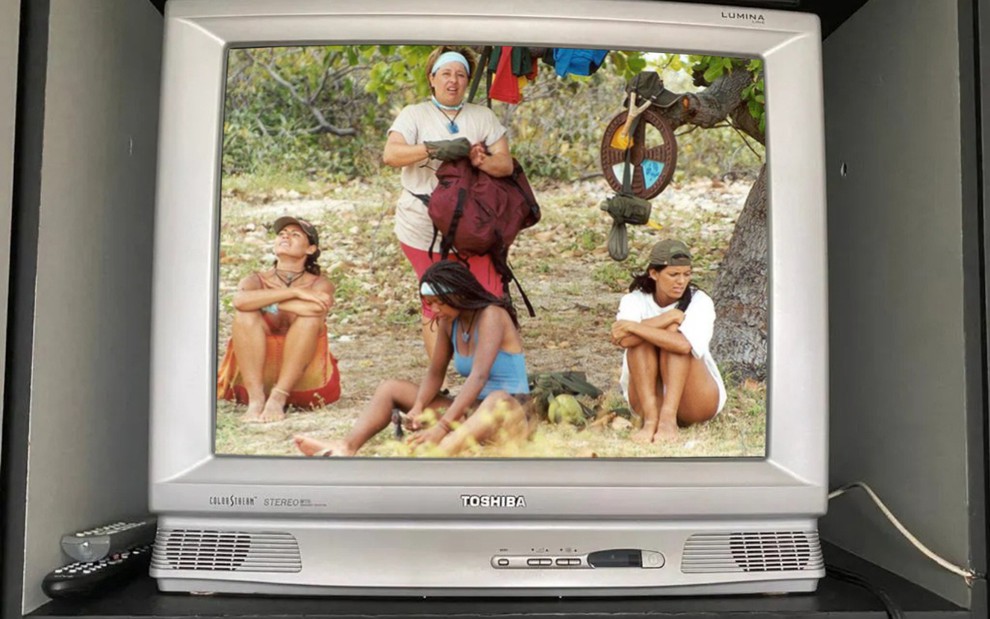 TV de tubo Toshiba exibindo a primeira temporada do reality No Limite