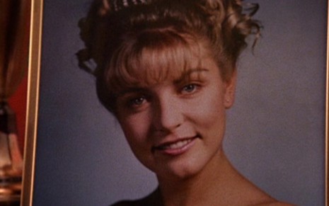 Imagem de Twin Peaks com um quadro no qual a atriz Sheryl Lee está sorrindo, com um cabelo avolumado e preso