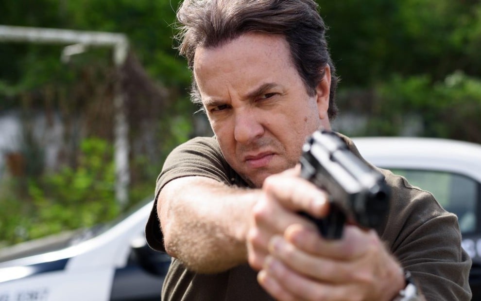 O ator Augusto Madeira aponta arma em cena da série Um Dia Qualquer