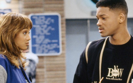 Na lanchonete e loja da faculdade ULA, Tyra Banks troca olhar com Will Smith em cena da comédia Um Maluco no Pedaço