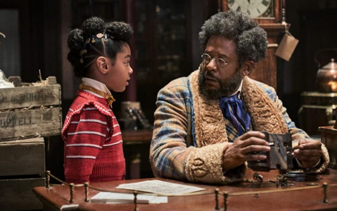 Madalen Mills e Forest Whitaker conversam em cena do filme Uma Invenção de Natal (2020)
