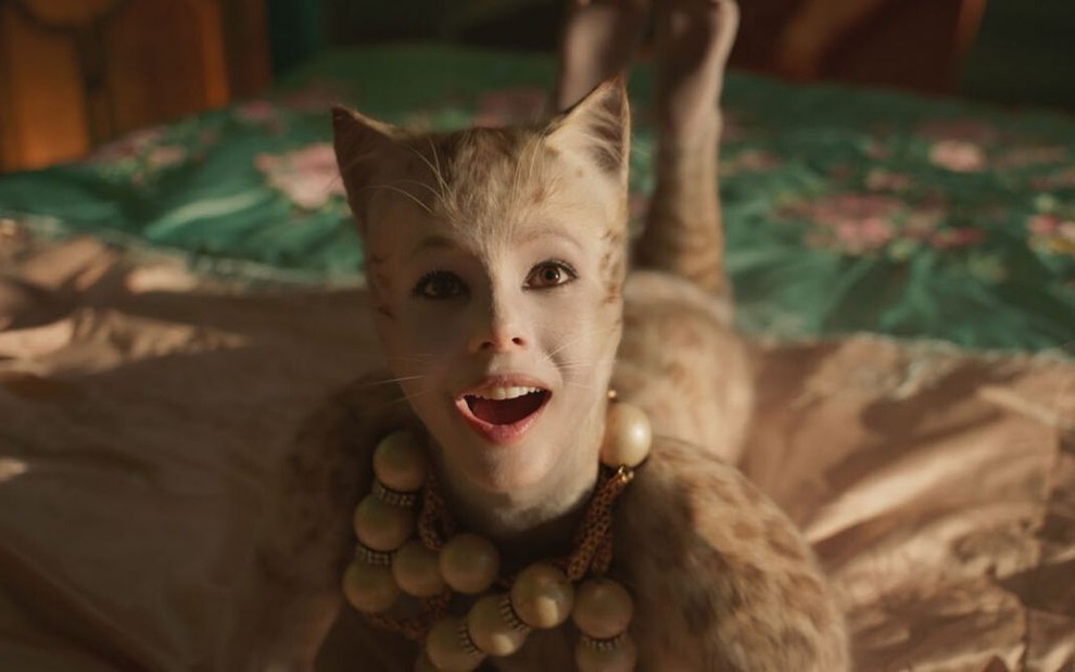 A atriz Francesca Hayward caracterizada como a gata Victoria em cena do musical Cats (2019)